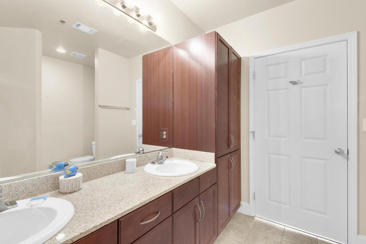 Laketown Wharf 2029 Apartment